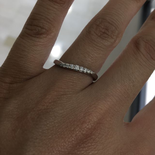 【ヴァンドーム青山(VENDOME AOYAMA)の口コミ】 くびれの入った、ウェーブがかったデザインが好みで試着しました。ダイヤ…