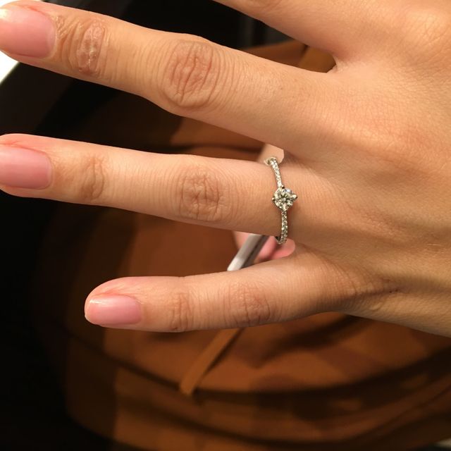 【FOREVERMARK(フォーエバーマーク)の口コミ】 真ん中にメインのダイヤがあり、周囲が小さなダイヤでぐるっと囲まれてい…