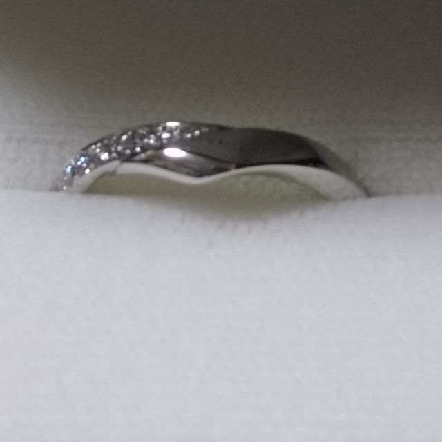 【俄(にわか)の口コミ】 試着した段階でどのデザインよりも自分の指にしっくりきました。ダイヤを…