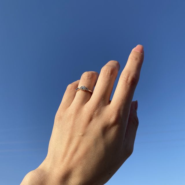 【ラザール ダイヤモンド(LAZARE DIAMOND)の口コミ】 左右にメレダイヤモンドが付いているウェーブタイプのデザインを探してお…