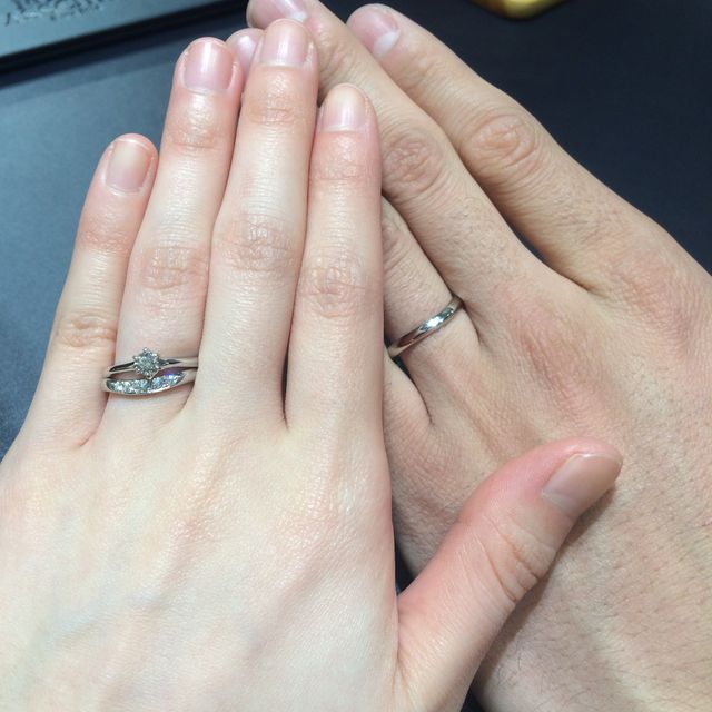 【ROYAL ASSCHER(ロイヤル・アッシャー)の口コミ】 大体のイメージや好みを伝えた上でスタッフの方がこちらの指輪を提案して…