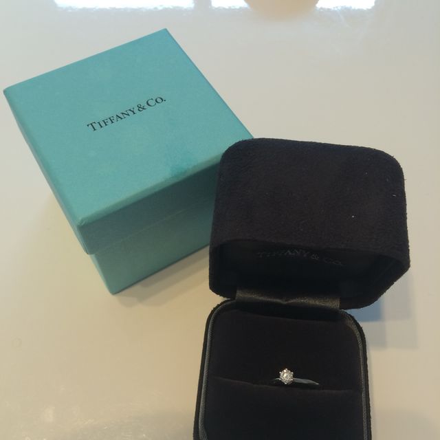 【ティファニー(Tiffany & Co.)の口コミ】 ティファニーの婚約指輪を旦那さんよりサプライズでもらいました。ブルガ…