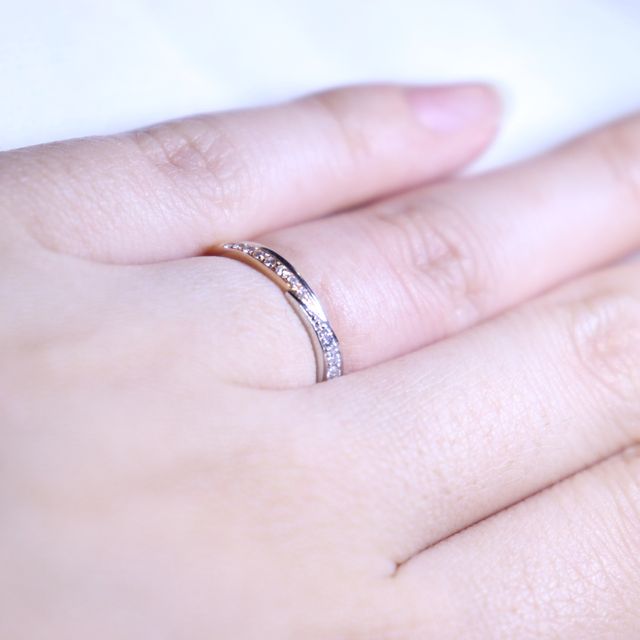 【YUKIZAKI BRIDAL(ユキザキブライダル)の口コミ】 片側のみダイヤが付いていたのですが、プラス8個ダイヤをつけて頂きました…