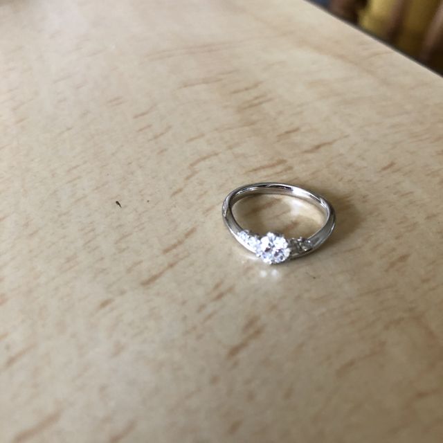 【カオキ　ダイヤモンド専門卸直営店の口コミ】 いろいろなデザインがあり、私の手は割と小さめなので華奢なデザインが良…