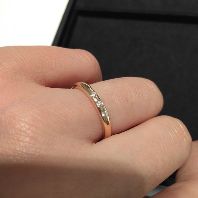 【ティファニー(Tiffany & Co.)の口コミ】 ティファニーで3つのダイヤモンドがはめ込まれているタイプの結婚指輪を試…