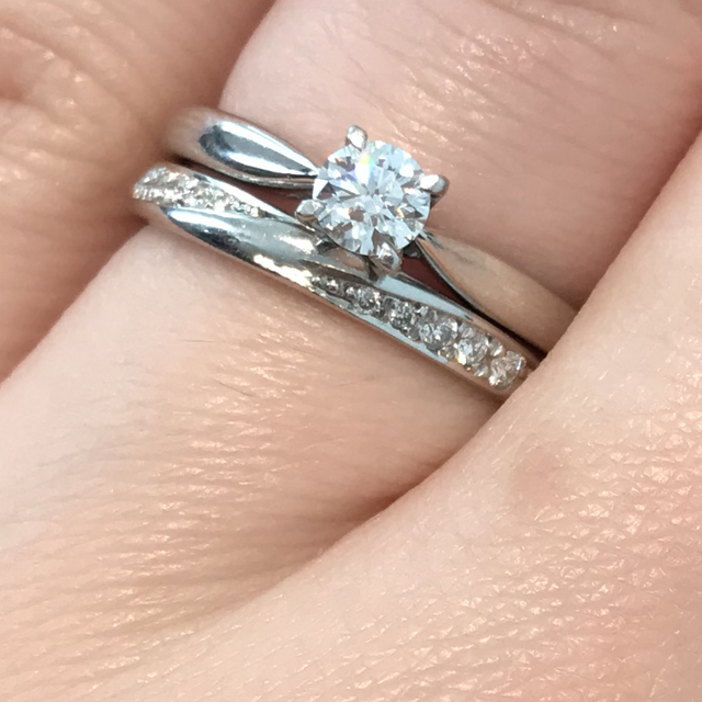 【エクセルコダイヤモンド(EXELCO DIAMOND)の口コミ】 婚約指輪は大切なダイヤモンドが際立つようリングはシンプルなものがよか…