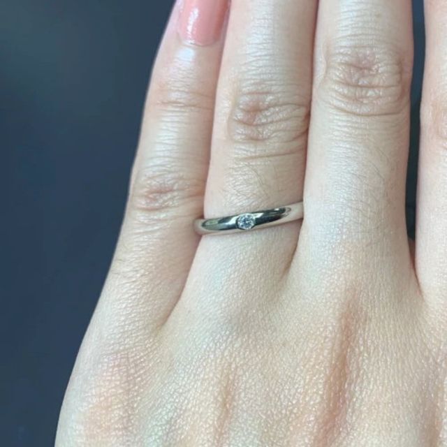 【ROYAL ASSCHER(ロイヤル・アッシャー)の口コミ】 ダイヤモンドが一つ付いたシンプルなデザインですが、ダイヤの存在感が際…