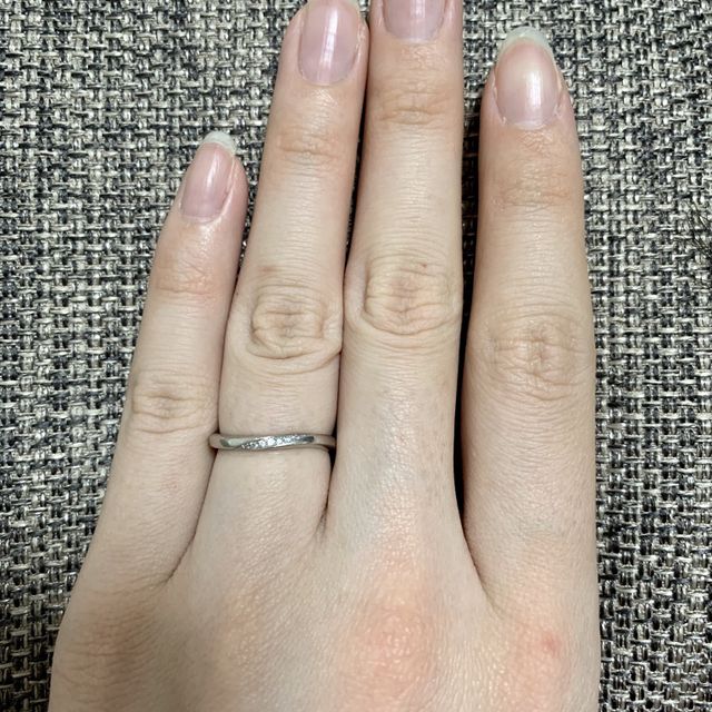 【俄(にわか)の口コミ】 婚約指輪を別に購入してたのでそれに合う、かつ普段単体で付けてても可愛…