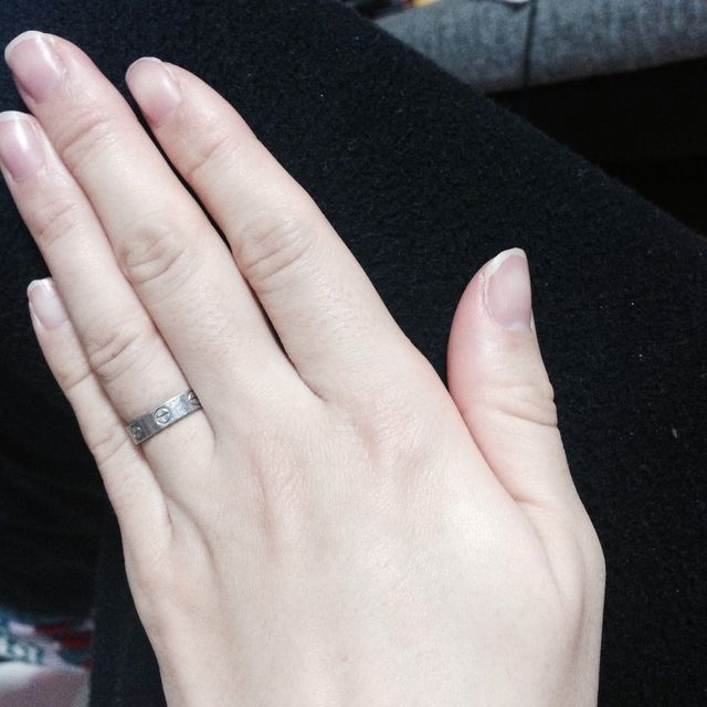 【カルティエ(Cartier)の口コミ】 指が細いので華奢なリングを探していました。
かつ見てすぐに分かるような…