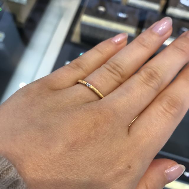 【TOMOE(トモエ)の口コミ】 バケット型のダイヤがあまり他にないので、周りの方と被らないようなデザ…