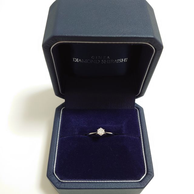 【銀座ダイヤモンドシライシの口コミ】 婚約指輪はダイヤ一粒のシンプルなもので土台は派手すぎないもの、結婚指…
