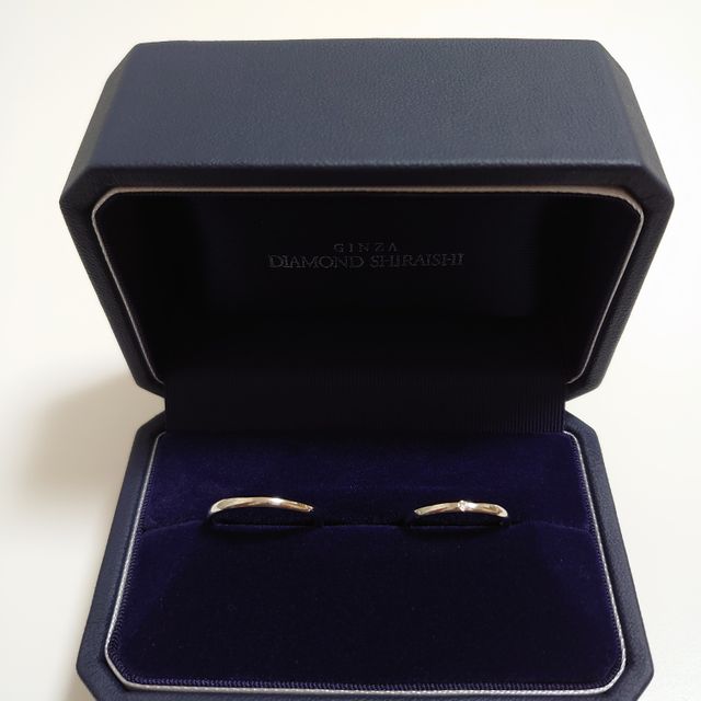 【銀座ダイヤモンドシライシの口コミ】 婚約指輪はダイヤ一粒のシンプルなもので土台は派手すぎないもの、結婚指…