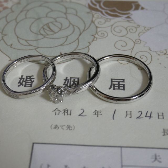 【エクセルコダイヤモンド(EXELCO DIAMOND)の口コミ】 ダイヤの埋まっている部分がカーブしているデザインの結婚指輪は華やかな…