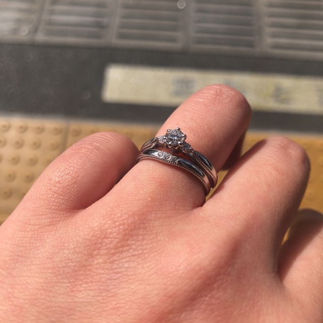【エクセルコダイヤモンド(EXELCO DIAMOND)の口コミ】 ダイヤの埋まっている部分がカーブしているデザインの結婚指輪は華やかな…