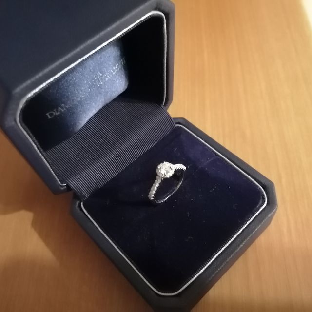 【銀座ダイヤモンドシライシの口コミ】 初めてこ婚約指輪選びでしたがいろんなデザインを出して好みのものを見つ…