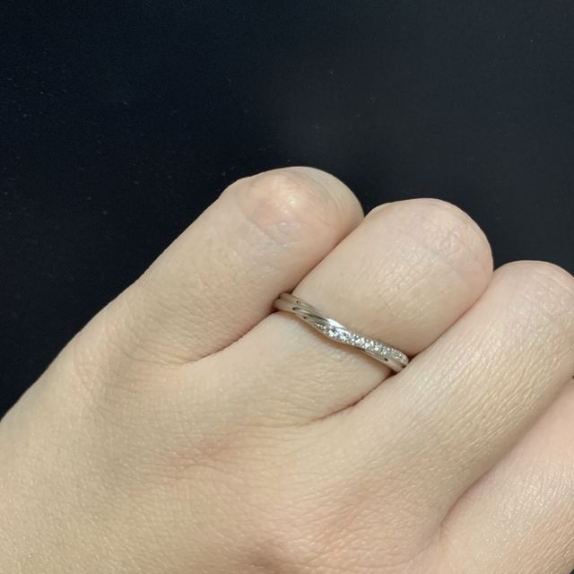 【銀座ダイヤモンドシライシの口コミ】 少し動きがあるデザイン(V字やウェーブ)のリングを探していました。
ダイ…