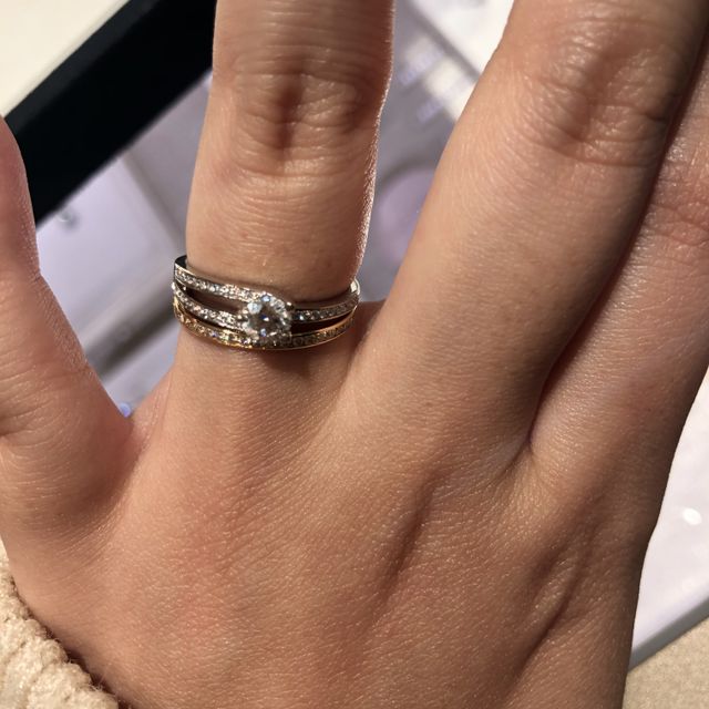 【Fred(フレッド)の口コミ】 デザインが華やかで重ね付けの印象が1番よかったです。
婚約指輪のクロス…