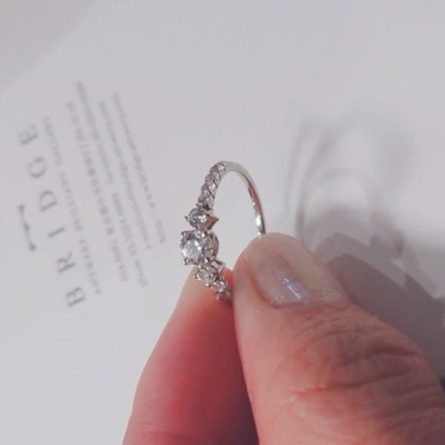 【infinitylove(インフィニティラヴ)の口コミ】 華やかでダイヤモンドの輝きが目を引くデザインです。試着して鏡で見たと…