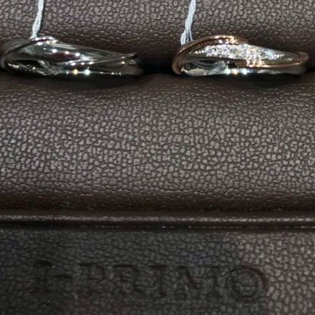 【アイプリモ(I-PRIMO)の口コミ】 こちらの結婚指輪は女性の方だけにダイヤモンドと色の変化があるのですが…