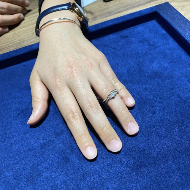 【PORTADA(ポルターダ)の口コミ】 指輪をつけた瞬間にビビっときました！
女性らしく、とっても可愛いデザイ…