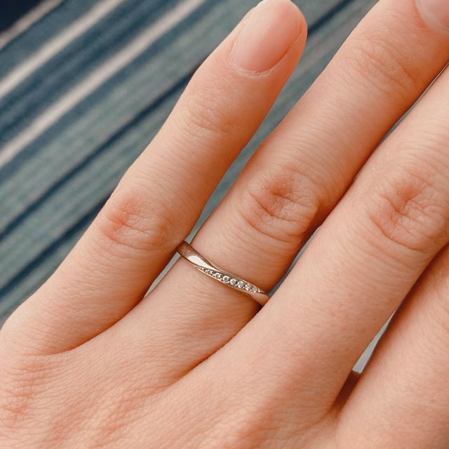 【4℃ BRIDAL(ヨンドシーブライダル)の口コミ】 4°Cオリジナルの曲線を描いたデザインに心惹かれて購入しました。また…