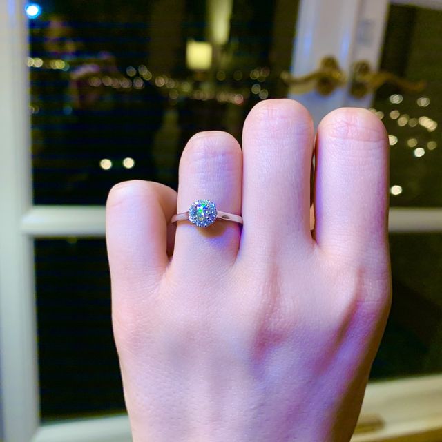 【ラザール ダイヤモンド(LAZARE DIAMOND)の口コミ】 シンプルだけどキラキラしているのが欲しくてこれにしました。ダイヤモン…