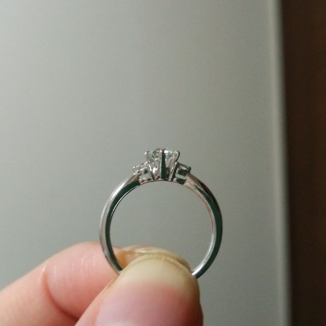 【TASAKI(タサキ)の口コミ】 デザインとダイヤのキラキラが素晴らしいです。
大きなダイヤがバーンと乗…