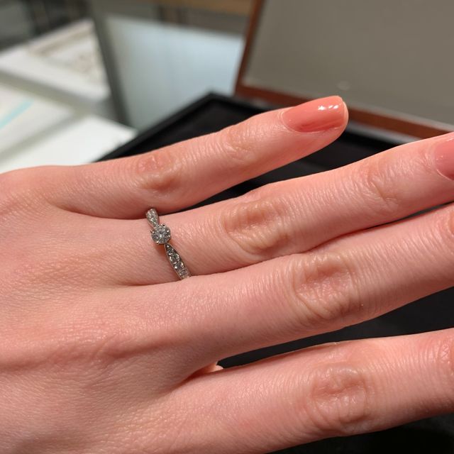 【ティファニー(Tiffany & Co.)の口コミ】 女性らしい印象の指輪です。
ダイヤモンドのサイズにより、印象が少し変わ…