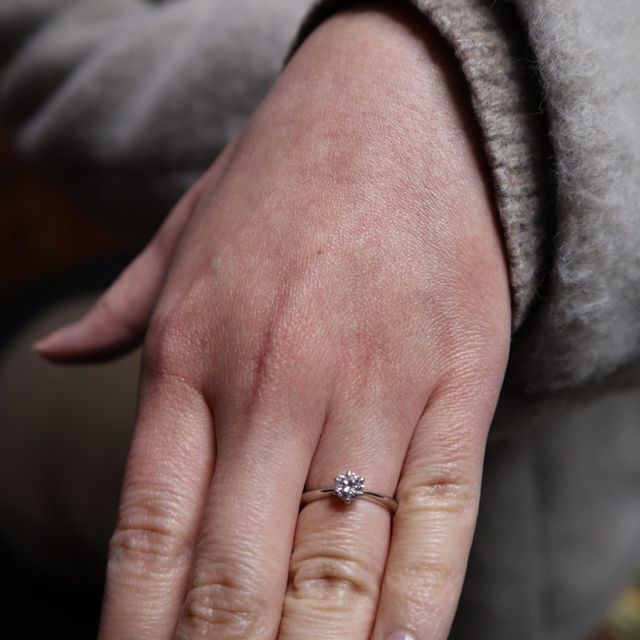 【銀座ダイヤモンドシライシの口コミ】 ダイヤを目立たせたかったので、ど真ん中に一つのダイヤの指輪にした。
カ…
