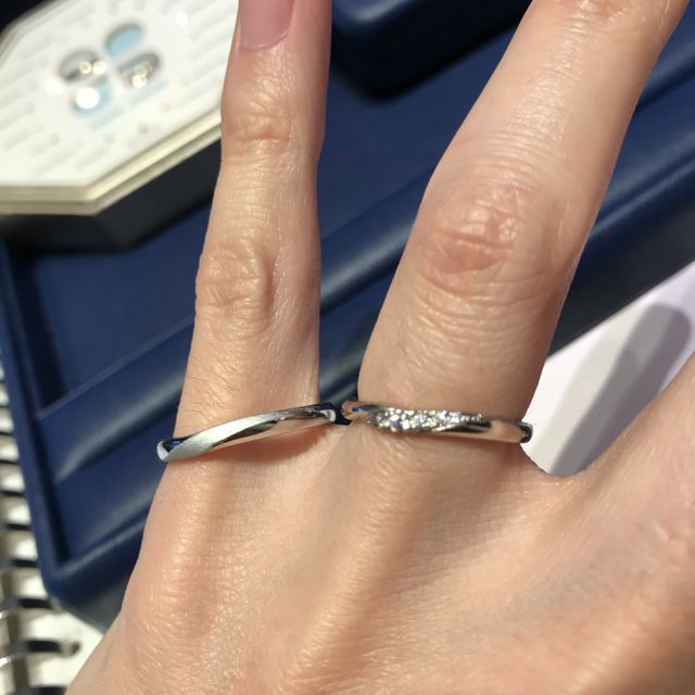 【銀座ダイヤモンドシライシの口コミ】 【新婦用】
ダイアモンドが控えめながらも、しっかりと存在感を感じる輝き…