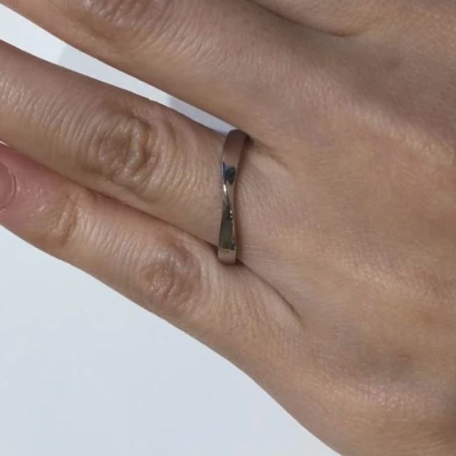【BRILLIANCE+(ブリリアンスプラス)の口コミ】 すでに購入していた婚約指輪との重ね付けを考慮してＶ字のリングを探して…