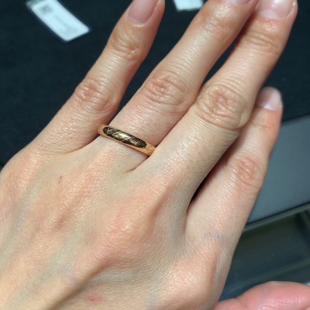 【ヴァン クリーフ＆アーペル(Van Cleef & Arpels)の口コミ】 関節がゴツゴツしており指の根本で指輪が回ってしまうため、シンプルで向…