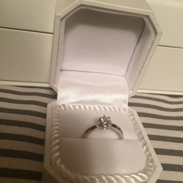 【4℃ BRIDAL(ヨンドシーブライダル)の口コミ】 彼女がディズニーが好きなため。
デザインが美女と魔獣をモチーフにした可…