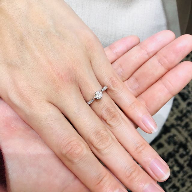 【ラザール ダイヤモンド(LAZARE DIAMOND)の口コミ】 曲線的なデザインを探している中で出会ったデザインです。サイドのメレも…