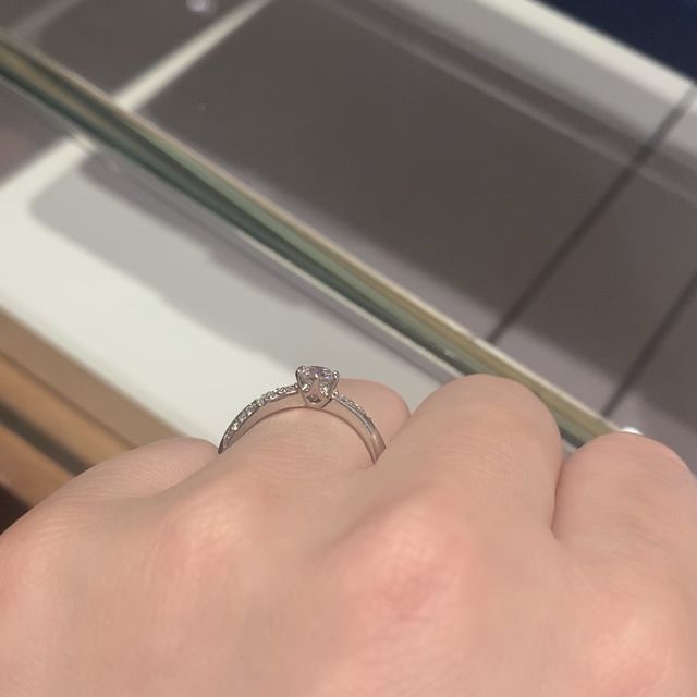 【銀座ダイヤモンドシライシの口コミ】 デザインがとにかく素敵でした。真ん中のダイヤの周りに埋め込みのダイヤ…