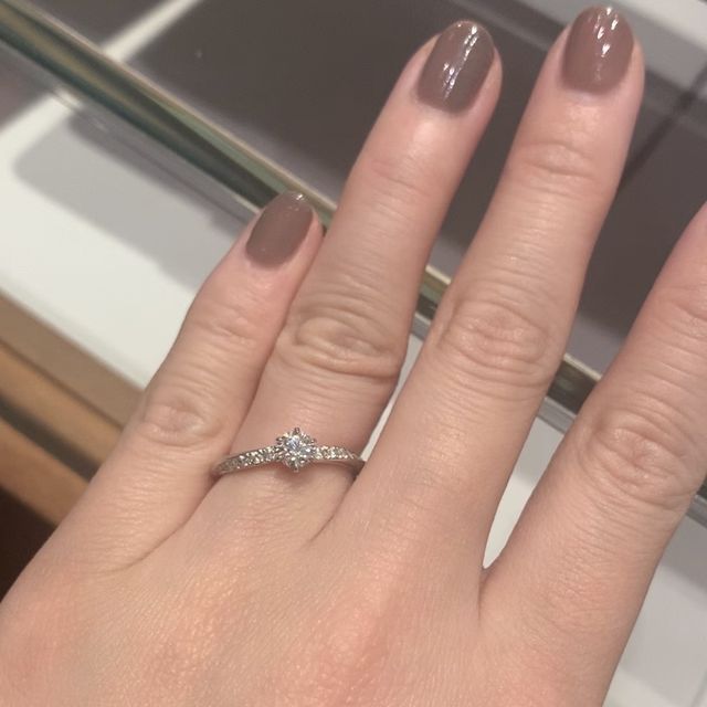 【銀座ダイヤモンドシライシの口コミ】 デザインがとにかく素敵でした。真ん中のダイヤの周りに埋め込みのダイヤ…