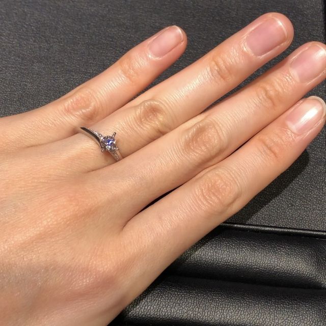 【エクセルコダイヤモンド(EXELCO DIAMOND)の口コミ】 4本爪でサイドにもダイヤモンドかはいっているデザインを探しでいたので、…