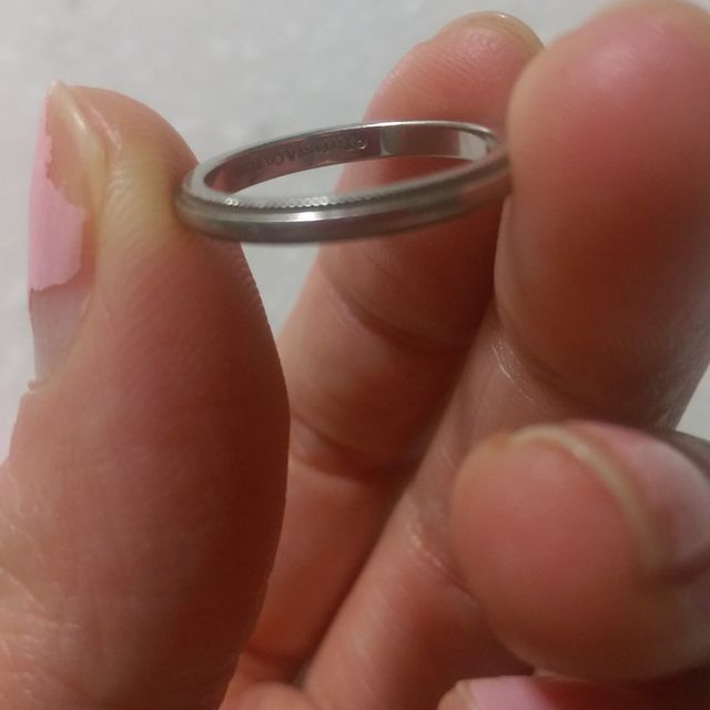 【ティファニー(Tiffany & Co.)の口コミ】 ダイヤなどなくシンプルな指輪を探していました。
細さやデザインが気に入…