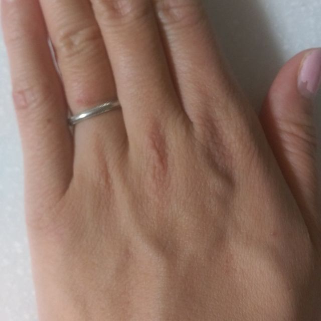 【ティファニー(Tiffany & Co.)の口コミ】 ダイヤなどなくシンプルな指輪を探していました。
細さやデザインが気に入…
