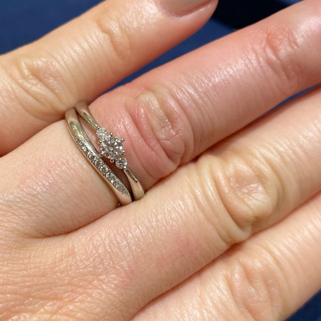 【銀座ダイヤモンドシライシの口コミ】 全体的に、花をイメージしたようなデザインが多く、特に試着させていただ…