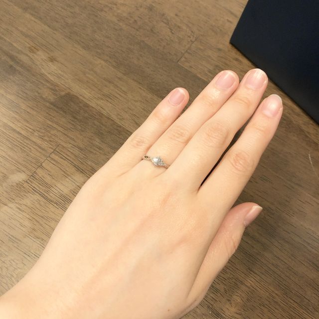 【銀座ダイヤモンドシライシの口コミ】 着け心地がよく、指の形にもあっていたように感じました。
婚約指輪は爪が…