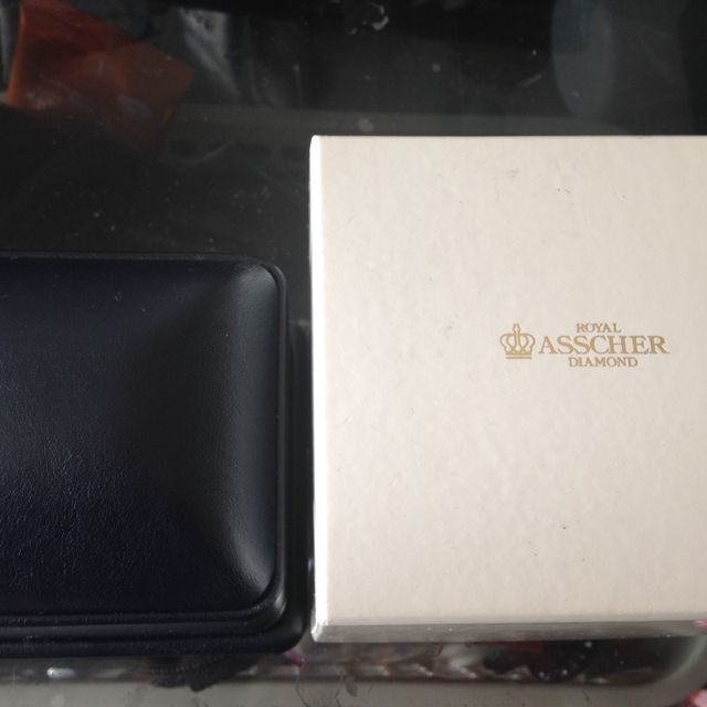 【ROYAL ASSCHER(ロイヤル・アッシャー)の口コミ】 たまたま主人の友人が働いていたデパートの装飾品売り場で購入しました。…