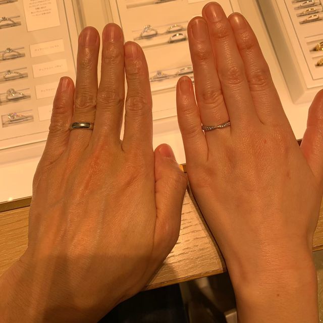 【ティファニー(Tiffany & Co.)の口コミ】 男性はシンプルなプラチナのフラットなリングです。
女性はプラチナのあい…