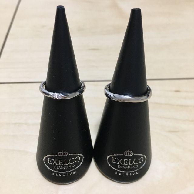 【エクセルコダイヤモンド(EXELCO DIAMOND)の口コミ】 女性用の指輪は、中央にダイヤモンド3石入っており、キラキラしつつも、年…