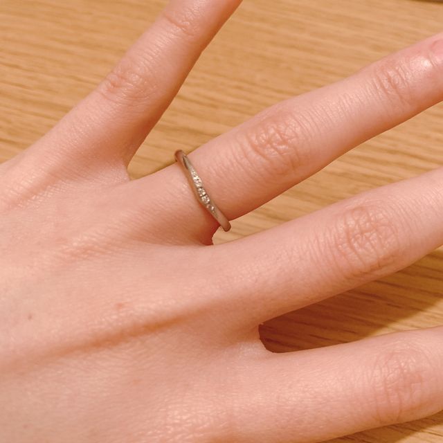 【TRECENTI(トレセンテ)の口コミ】 この指輪を選んだ1番の決め手はやっぱりデザインです。シンプルすぎるのも…