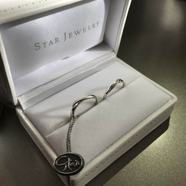 【STAR JEWELRY(スタージュエリー)の口コミ】 他にもさまざまな種類の指輪がありかなり悩みましたが、ペアで合わせると…