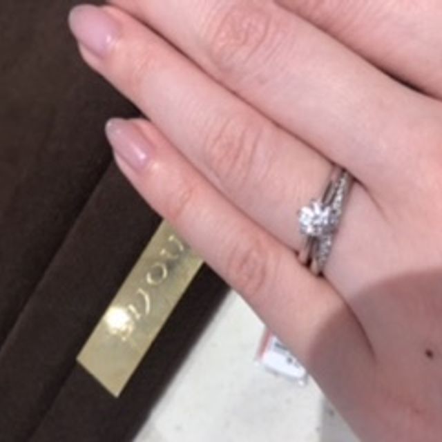 【BIJOUPIKO(ビジュピコ)の口コミ】 マリッジリングは細身のストレートに斜めのダイヤモンドがあしらわれてい…
