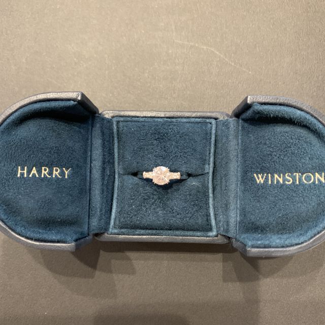 【ハリー・ウィンストン(Harry Winston)の口コミ】 ブライダルリングの三大ブランドだったので選びました！真ん中のダイヤと…