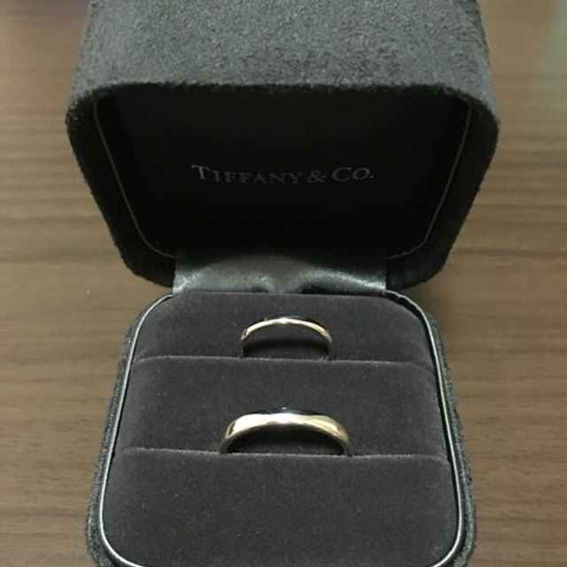 【ティファニー(Tiffany & Co.)の口コミ】 何年経っても飽きずにつけられるように、シンプルなストレートの指輪を探…