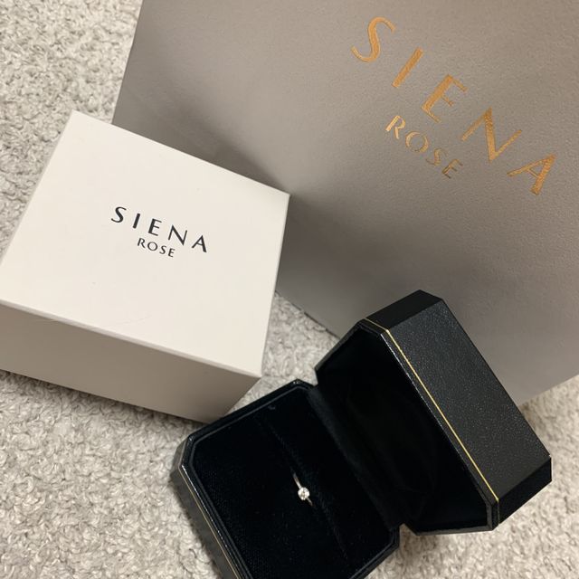 【SIENAROSE(シエナロゼ)の口コミ】 とてもシンプルなデザインなので、どんなアクセサリーにも合わせやすいで…